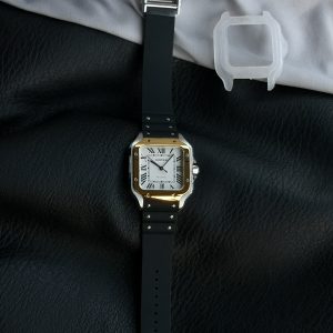 GF Special Recommendation: When it comes to square watches, the Cartier Santos is an absolute classic that cannot be overlooked. The WSSA0048 model stands out as a particularly distinctive piece within the Santos collection. The blue PVD bezel complements the blue dial perfectly, preserving Cartier's signature French elegance while adding a touch of vibrancy and modernity. With a case diameter of 39.8mm and a thickness of just 9.38mm, it offers exceptional comfort.Detailed touches include a crown set with a blue synthetic faceted spinel, adding a touch of refinement. A date display window is positioned at 6 o'clock. The Roman numeral hour markers and hands feature Super-LumiNova coating, ensuring clear visibility in low-light conditions.Powered by Cartier's in-house 1847 MC automatic movement, it delivers reliable performance for daily wear. Water resistance is rated to 100 meters. Overall, this Santos model appeals to wearers who value both brand identity and practical functionality in a timepiece.